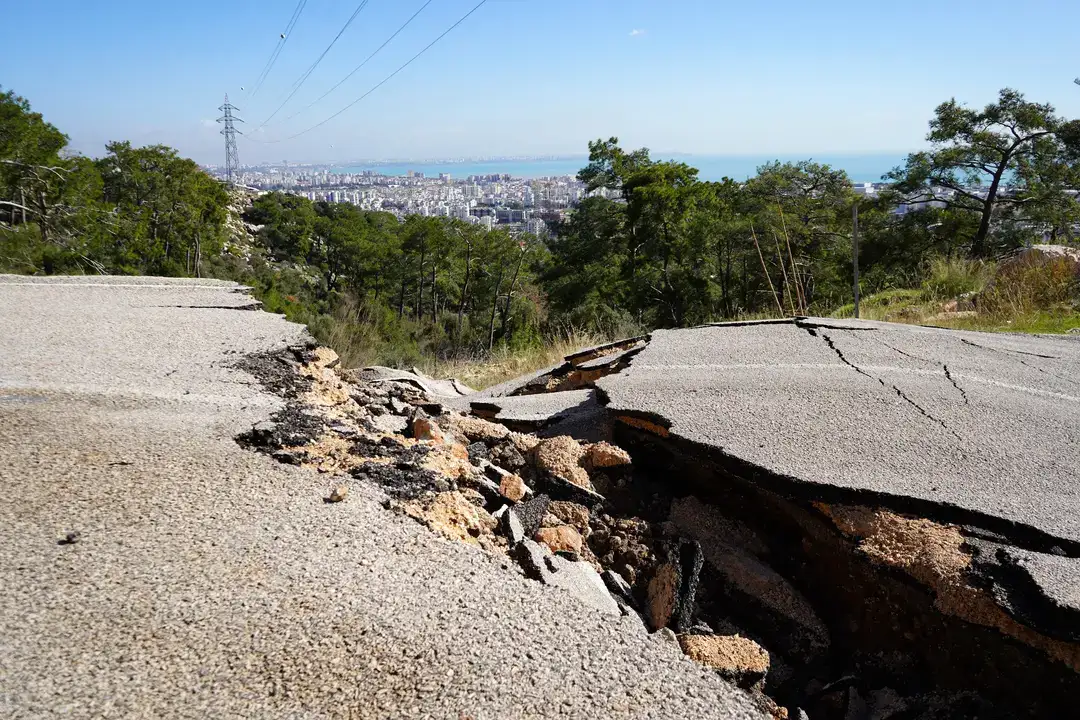 Asfalt Kağıt Gibi Yırtıldı, Dev Yarıklar Yolu Yuttu 10